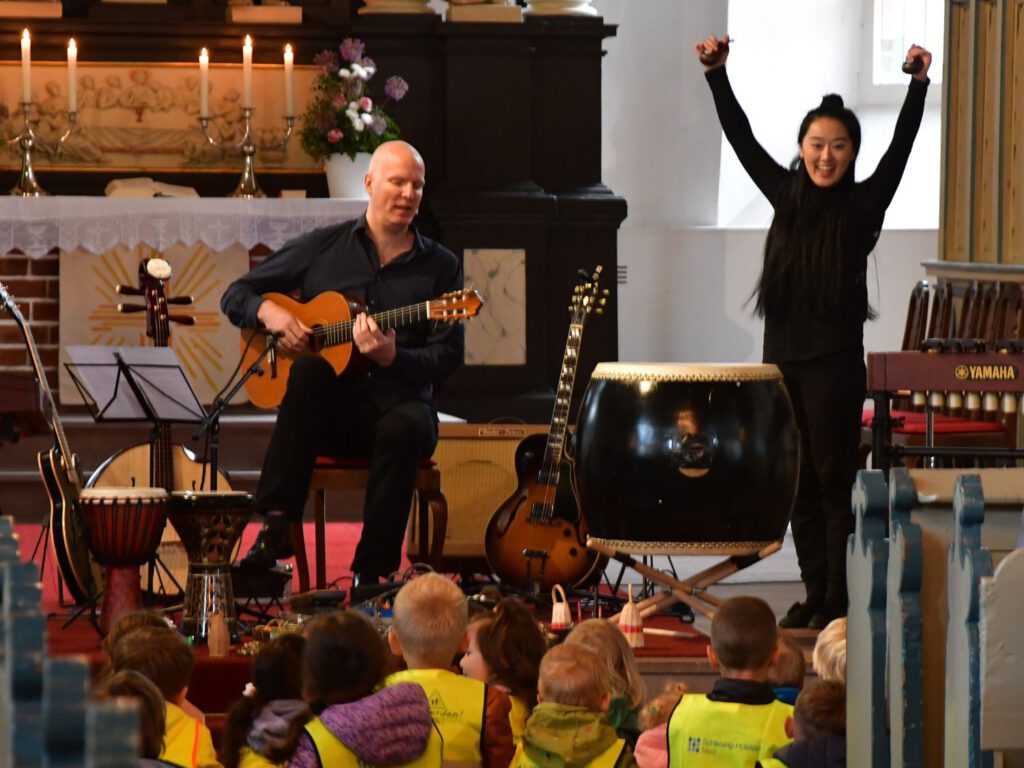 Das Duor Pertar spielt in der Kirche Wesselburen